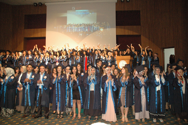214 öğrenci keplerini fırlatarak mezuniyetlerini kutladı