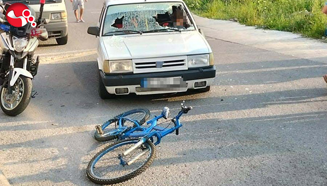 Otomobil bisiklete çarptı