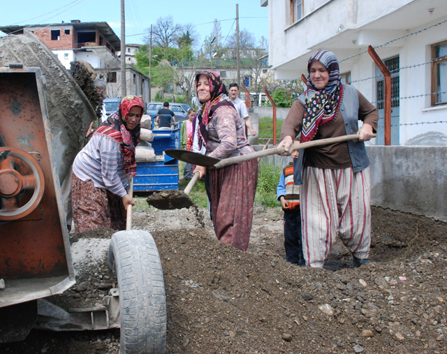 Köylü kadınlar harç yapıp yola beton döküyor 