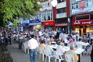 ALAPLI, İFTARDA BULUŞTU..