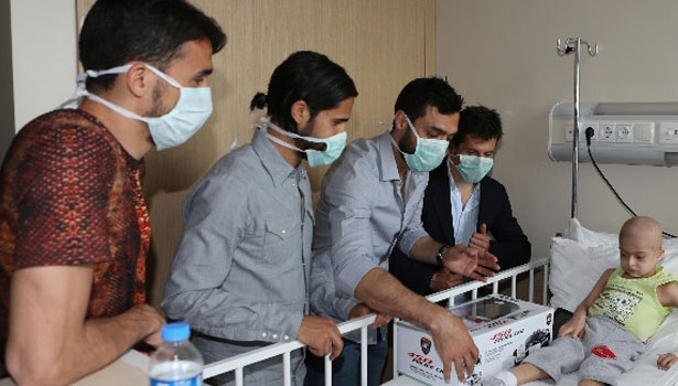 FENERBAHÇELİ FUTBOLCULARDAN ALKIŞLIK HAREKET