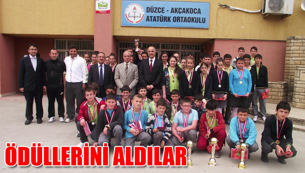 ÖDÜLLERİNİ ALDILAR