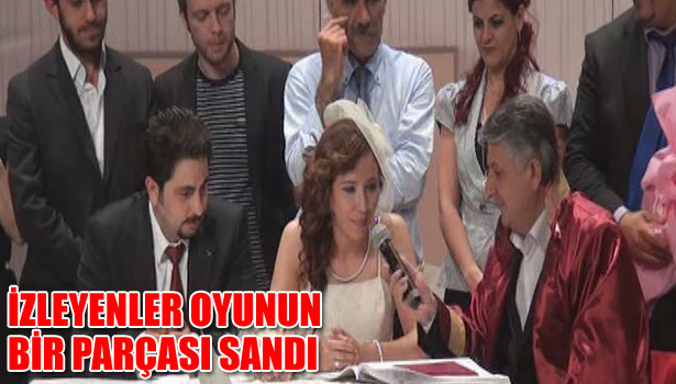 İZLEYENLER OYUNUN BİR PARÇASI SANDI