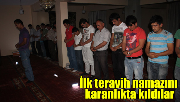 İLK TERAVİH NAMAZINI KARANLIKTA KILDILAR