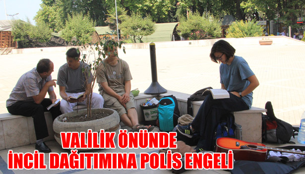 VALİLİK ÖNÜNDE İNCİL DAĞITIMINA POLİS ENGELİ