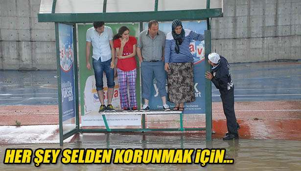 ZONGULDAK'TA SEL YÜZÜNDEN VATANDAŞLAR DOLMUŞ DURAĞINA SIĞINDI