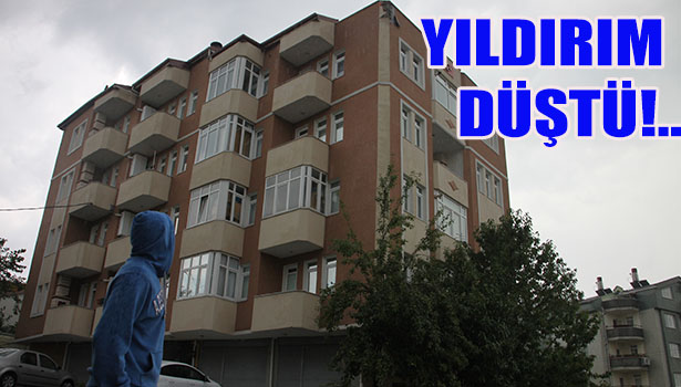BİNAYA DÜŞEN YILDIRIM MAHALLE HALKINI KORKUTTU