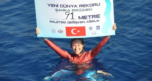 ŞAHİKA ERCÜMEN SERBEST DALIŞTA DÜNYA REKORU KIRDI