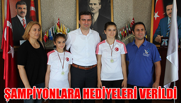 ŞAMPİYONLARA HEDİYELERİ VERİLDİ
