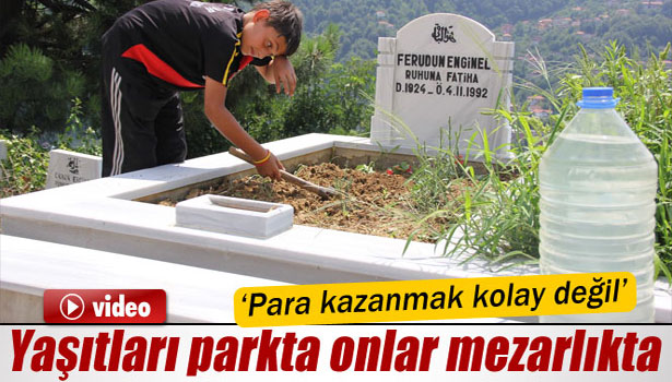 YAŞITLARI PARKTA ONLAR BAYRAM HARÇLIĞI İÇİN MEZARLIKTA