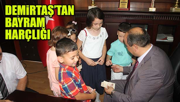 DEMİRTAŞ, BAYRAMLAŞMAYA GELEN ÇOCUKLARI SEVİNDİRDİ