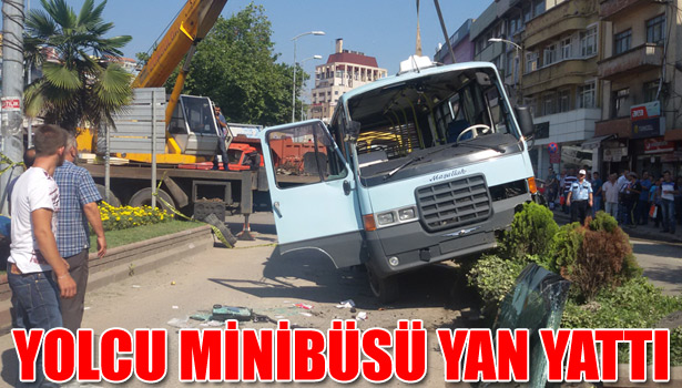 YOLCU MİNİBÜSÜ YAN YATTI