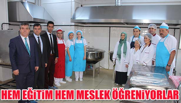 TAŞIMALI ÖĞRENCİLERİN YEMEĞİNİ ÖĞRENCİLER YAPIYOR