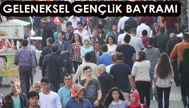 GENÇLER, BAYRAMIN SON GÜNÜ GİYDİKLERİ EN GÜZEL KIYAFETLERLE TUR ATTI