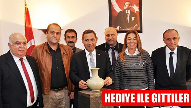 CHP'LİLER BAŞKAN UYSAL'A HEDİYE İLE GİTTİ
