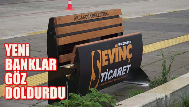 AKÇAKOCA SAHİLİNE YENİ BANKLAR YERLEŞTİRİLDİ