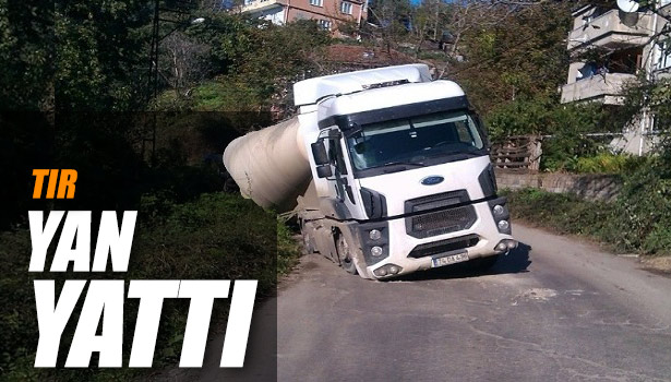 KİLİMLİ'DE ÇİMENTO YÜKLÜ TIR YAN YATTI