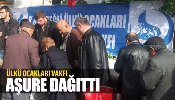 ÜLKÜ OCAKLARI HALKA AŞURE DAĞITTI