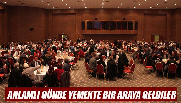 ÖĞRETMENLER VE EŞLERİ YEMEKTE BİR ARAYA GELDİ