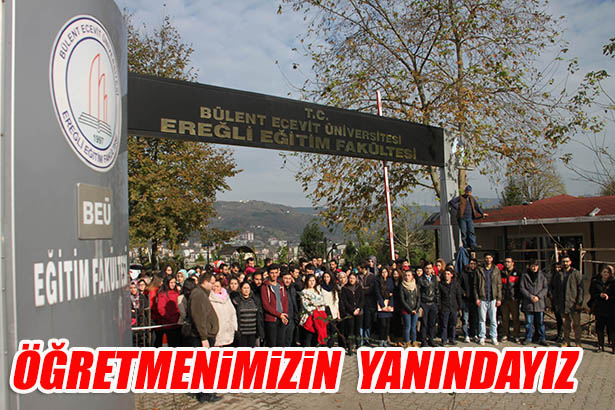 ÖĞRETMENLERİNE DESTEK VERMEK İÇİN FAKÜLTE ÖNÜNDE TOPLANDILAR