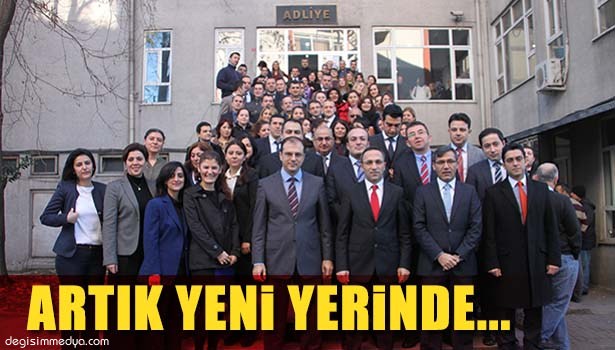 YENİ BİNAYA TAŞINAN ADLİYE PERSONELİ HATIRA FOTOĞRAFI ÇEKTİRDİ