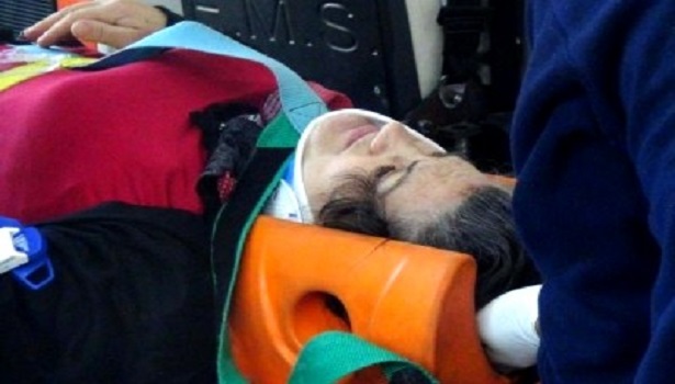 MERDİVEN BOŞLUĞUNA DÜŞEN KADIN YARALANDI