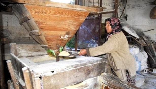 YIĞILCA'DA DEDE YADİGARI DEĞİRMENİ ÇALIŞTIRIYOR