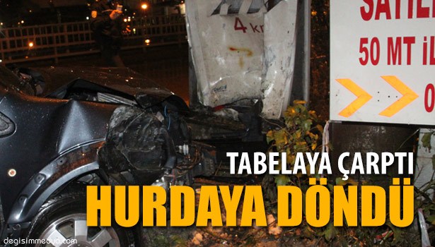 REKLAM TABELALARINA ÇARPAN SÜRÜCÜ YARALANDI