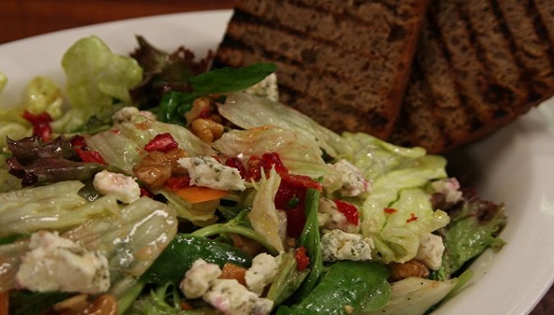 PRATİK KEÇİ PEYNİRLİ SALATA