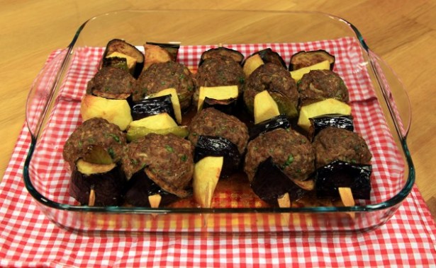 SEBZELİ ŞİŞTE KÖFTE