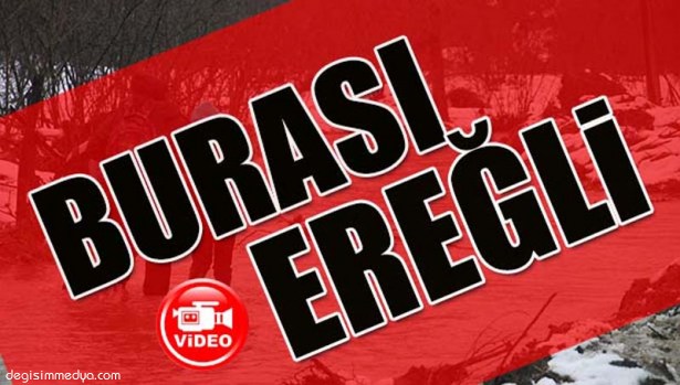 KÖYLÜLER ÇOCUKLARINI SEL SUYUNDAN KARŞI YOLA SIRTLARINDA GEÇİRİYOR