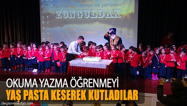 ÖĞRENCİLER OKUMA YAZMA ÖĞRENMEYİ YAŞ PASTA KESEREK KUTLADI