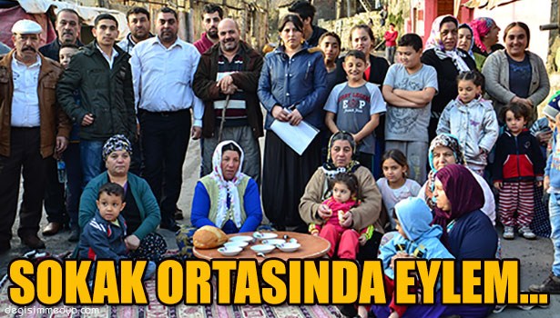 ROMANLAR, SOKAĞIN ORTASINA SOFRA KURUP EYLEM YAPTILAR