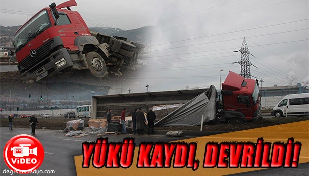 YÜKÜ KAYAN TIR ORTA REFÜJE DEVRİLDİ!