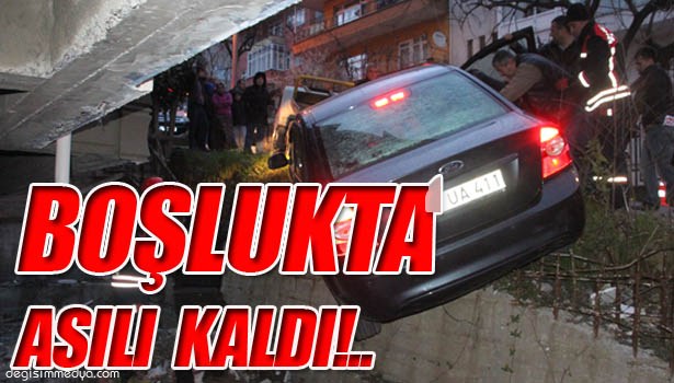 APARTMAN BOŞLUĞUNA UÇAN OTOMOBİLİN SÜRÜCÜSÜNÜ İTFAİYE KURTARDI