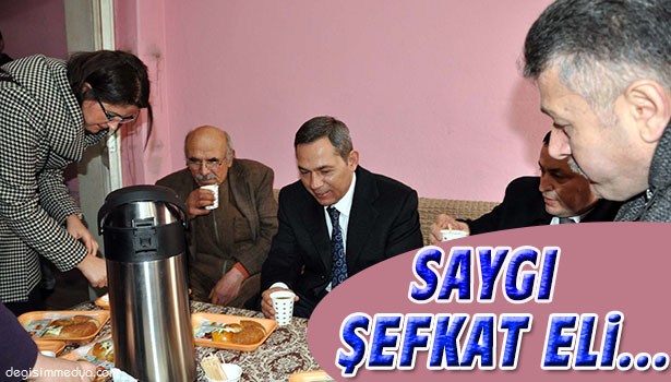 BAŞKAN UYSAL, YALNIZ YAŞAYAN VE İHTİYAÇ SAHİBİ YAŞLILARIN EVİNE ÇAT KAPI GİTTİ.