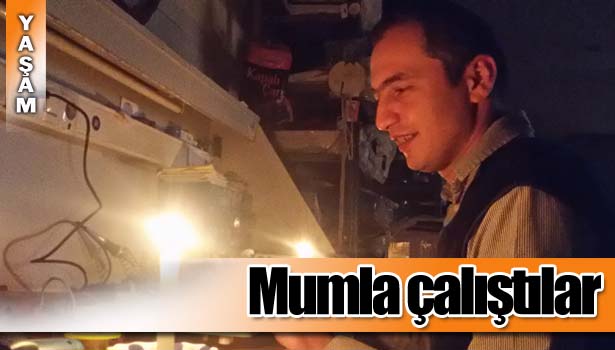 ELEKTRİK OLMAYINCA MUMLA ÇALIŞTILAR