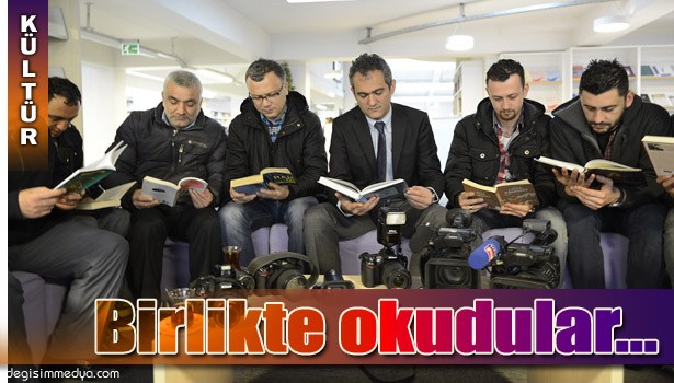 REKTÖR ÖZER, BASIN MENSUPLARIYLA KİTAP OKUDU