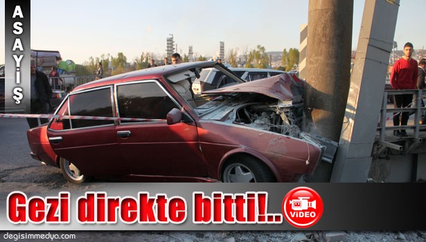 EREĞLİ'DE ELEKTRİK DİREĞİNE ÇARPAN OTOMOBİL ALEV ALDI: 4 YARALI