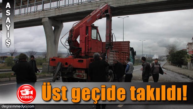 AÇIK UNUTULAN VİNÇ BOMU ÜST GEÇİDE TAKILDI!