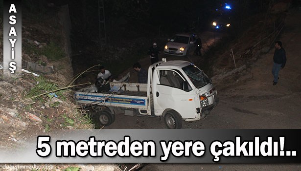 KAMYONET, 5 METRE YÜKSEKLİKTEN YERE ÇAKILDI