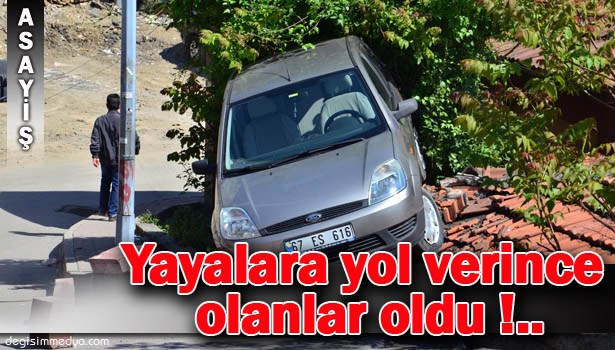 OTOMOBİLİ GERİ KAYDIRINCA, YOKUŞUN ALTINDA BULUNAN BİR EVİN ÇATISINA ÇIKARAK DURABİLDİ