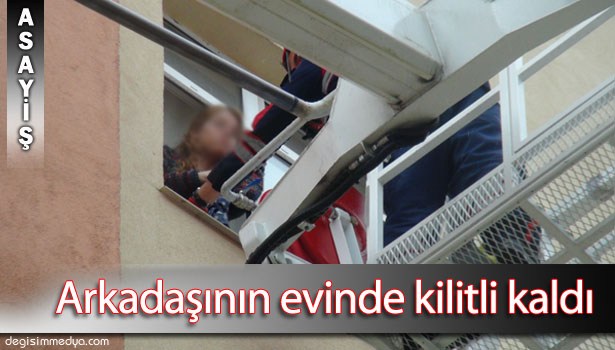 ARKADAŞININ EVİNDE KİLİTLİ KALDI, İTFAİYE TARAFINDAN KURTARILDI