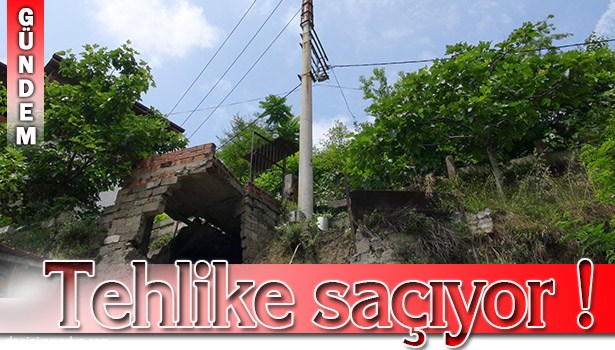 ALTI OYULAN ELEKTRİK DİREĞİ TEHLİKE SAÇIYOR!