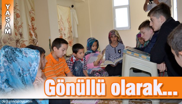 İKİ GENÇ GÖNÜLLÜ OLARAK 20 ÖĞRENCİYE KUR'AN-I KERİM ÖĞRETİYOR