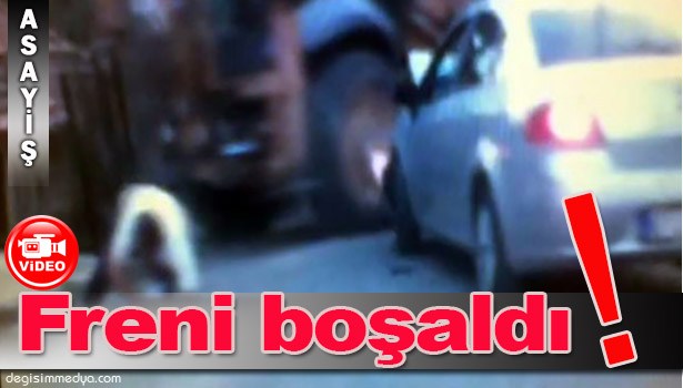 İŞ MAKİNESİ ÖNCE OTOMOBİLİNE ÇARPTI, SÜRÜCÜ EZİLMEKTEN SON ANDA KURTULDU