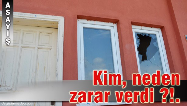 FUTBOL SAHASINDAKİ SOYUNMA ODALARININ KAPILARI VE CAMLARI KIRILDI