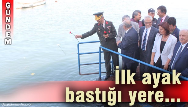 ATATÜRK'ÜN AYAK BASTIĞI YERE KARANFİL BIRAKTILAR