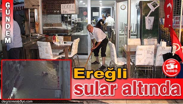 EREĞLİ'DE İŞ YERLERİNİ SU BASTI, TIKANAN RÖGARLARI VATANDAŞLAR AÇTI