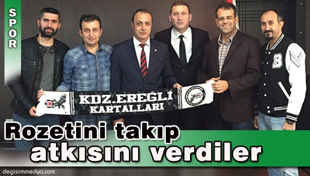 DERNEK YÖNETİMİ KÜÇÜK' E ROZETİNİ TAKTI, ATKI HEDİYE ETTİ